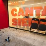 Un encapuchado lanza botellas con explosivos caseros en un acto sobre memoria histórica del PSOE en Santander