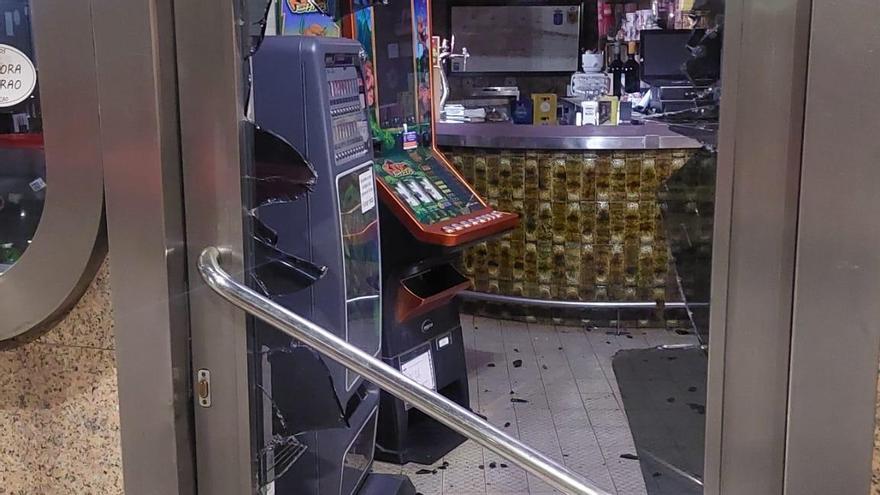 Robo frustrado en Grado: destrozan la puerta de un bar y se van sin nada, tras intentar desvalijar una tragaperras