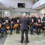 Música para empezar cuatro días de actividad en Salas: este tarde actúan el coro «Los lunes a las ocho» y el grupo «6 Riales»