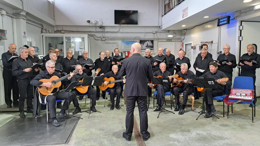 Música para empezar cuatro días de actividad en Salas: este tarde actúan el coro «Los lunes a las ocho» y el grupo «6 Riales»