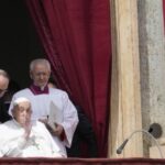 El Papa da la bendición Urbi et Orbi desde el balcón de San Pedro