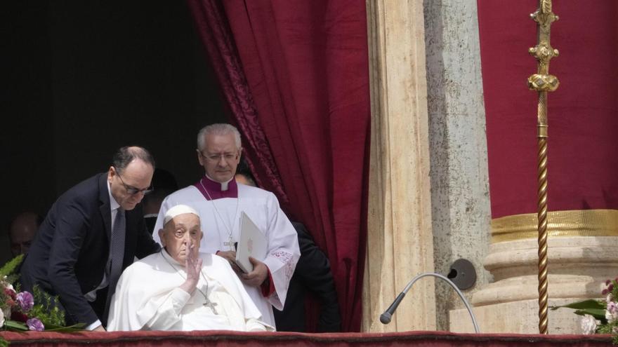 El Papa da la bendición Urbi et Orbi desde el balcón de San Pedro