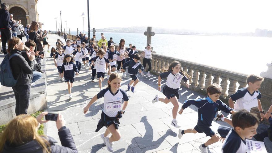 La carrera solidaria y la jornada de convivencia del colegio Santo Ángel de Gijón, en imágenes