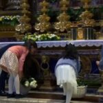 ¿Quiénes son los niños que han depositado rosas blancas en el altar de Santa María la Mayor en el funeral del papa Francisco?