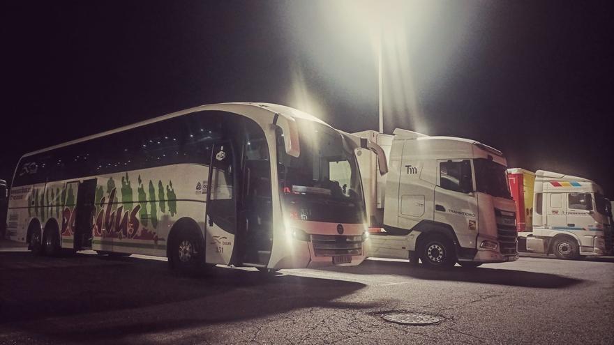 El autobús nocturno se convierte «en un salvavidas ante el apagón ferroviario» para toreros, bodegueros, turistas, estudiantes…