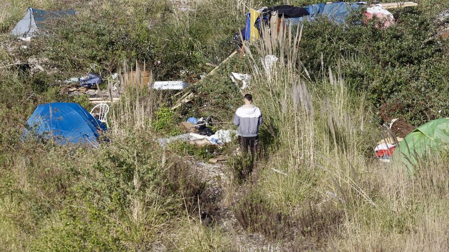 Las tiendas de campaña y las chabolas no paran de aumentar en la playa de vías de Gijón (en imágenes)