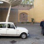 El papa Francisco cambió un Lamborghini personalizado por un Renault 4L de segunda mano