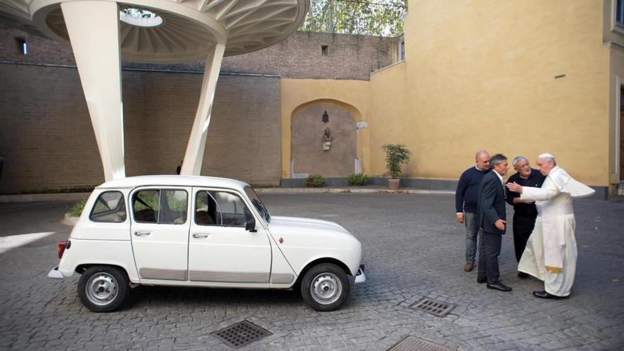 El papa Francisco cambió un Lamborghini personalizado por un Renault 4L de segunda mano