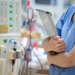 Los pediatras alertan de que en algunos hospitales la atención de niños en UCI está a cargo de especialistas en adultos