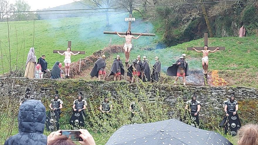 EN IMÁGENES | Vía crucis viviente en Villanueva de Oscos