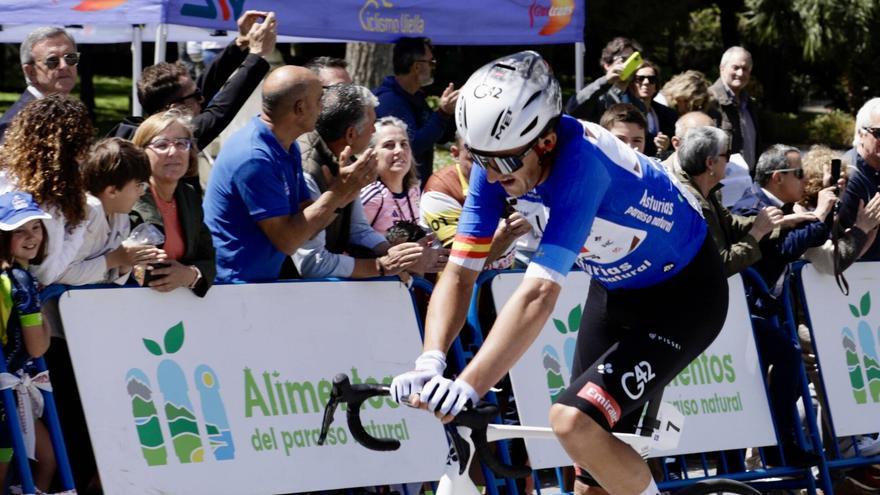 Exhibición de Marc Soler, que gana la etapa en Oviedo y la general de la Vuelta Ciclista a Asturias