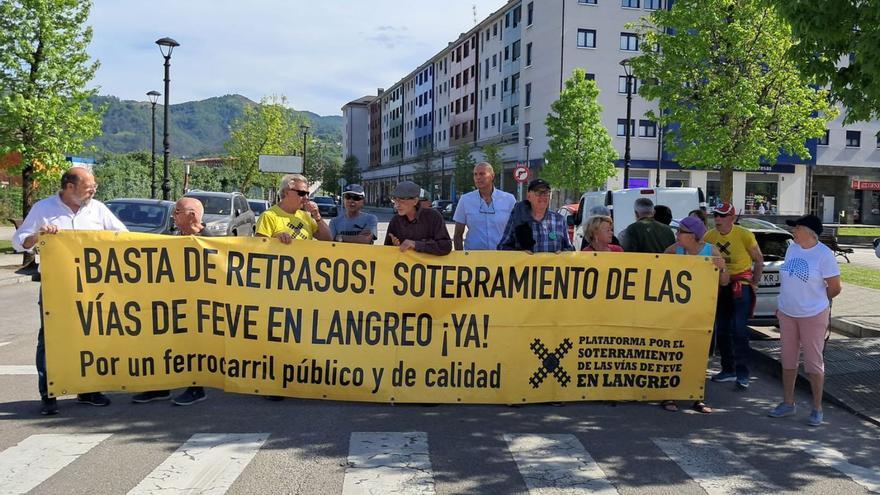 Los vecinos planean encerrarse en el Ayuntamiento de Langreo para protestar por el retraso del plan de vías