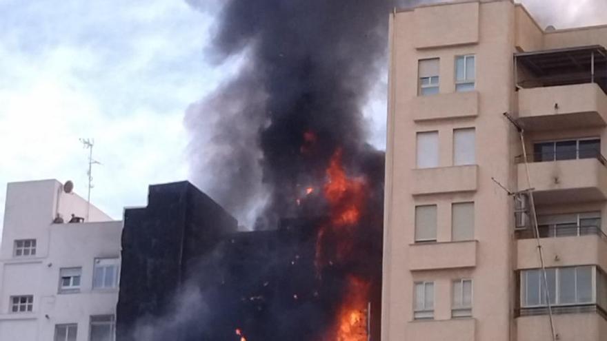 Incendio en Castellón: arde un edificio en el barrio de Grapa