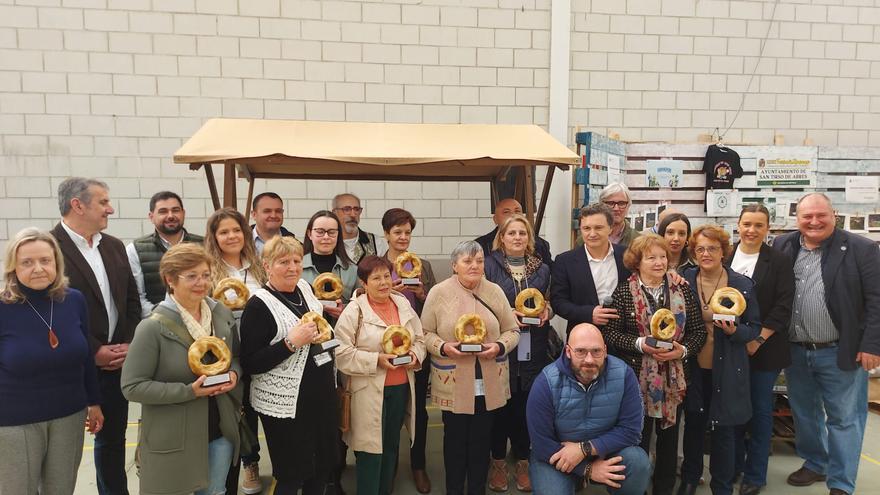 Aplauso para las «rosqueiras» de San Tirso de Abres: El concejo homenajea a las mujeres que han preservado las tradicionales roscas de Jueves Santo