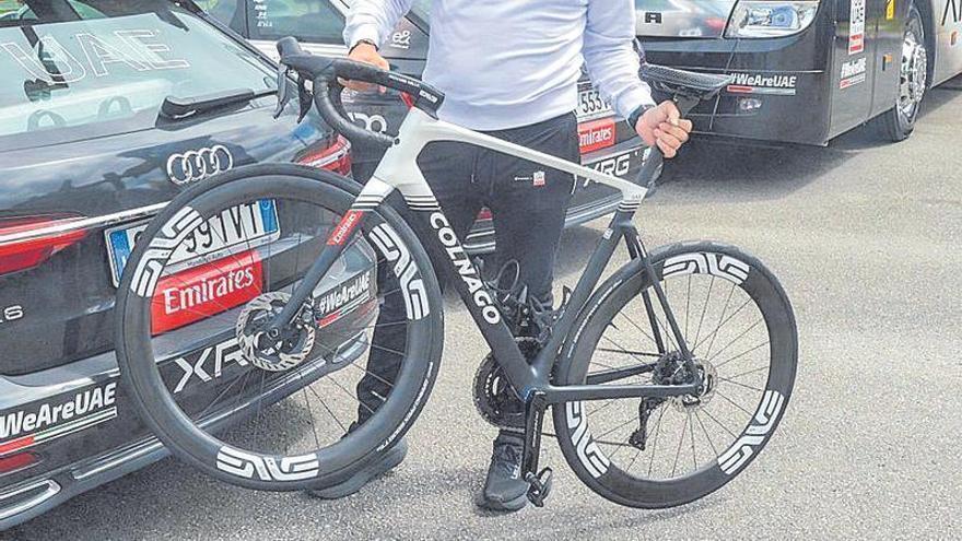 El mejor equipo de ciclismo del mundo prueba en Asturias la bici del futuro: así es el maquinón que Pogacar llevará al Tour de Francia