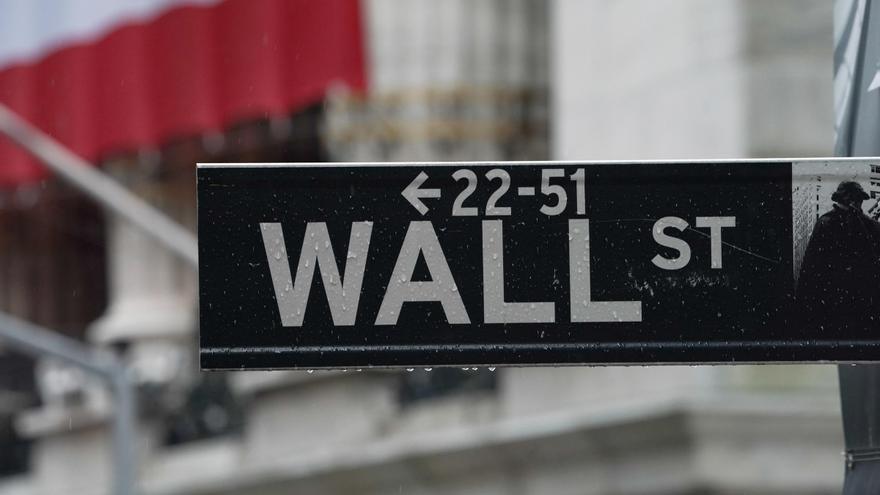 Wall Street abre a la baja por la guerra comercial y la disputa entre Trump y la Fed