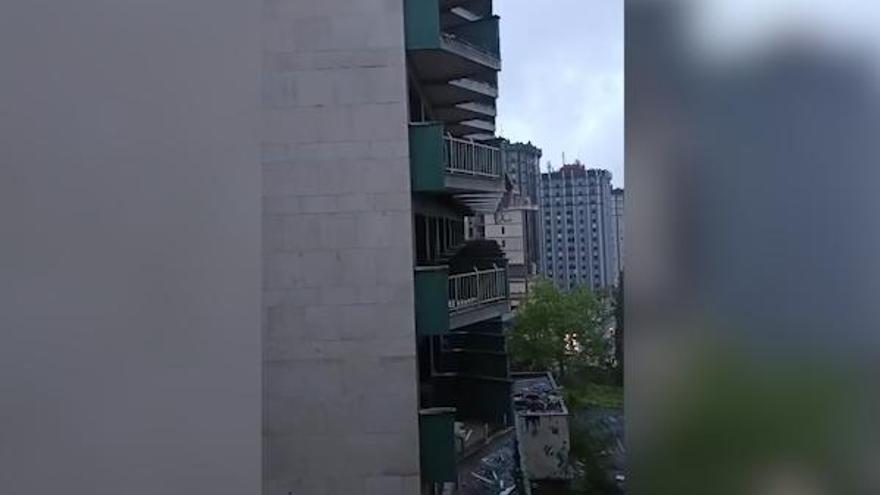 VÍDEO: Continúan los actos vandálicos en el viejo HUCA, esta vez lanzando objetos por las ventanas