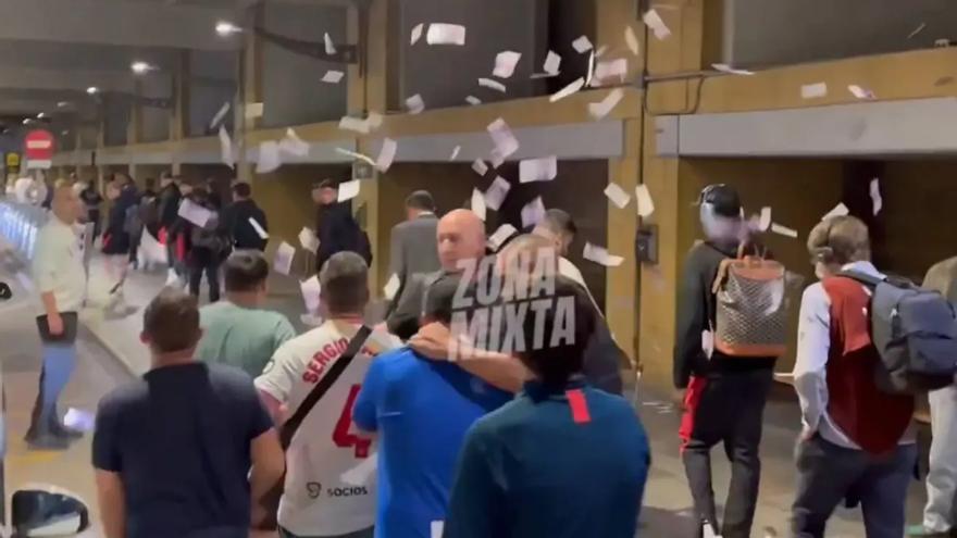 Alta tensión en el Sevilla: gritos, insultos y billetes falsos hacia los jugadores