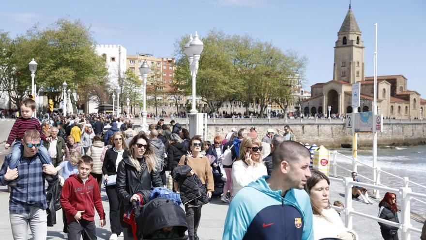 Lluvia de turismo en Gijón pese a los chubascos, con la ocupación a una gota del lleno