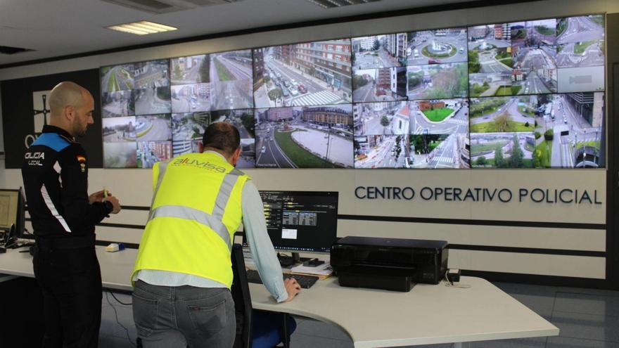 Los ojos que todo lo ven: así trabajan los agentes de Oviedo que controlan el tráfico y lo que pasa en la ciudad gracias a 170 cámaras