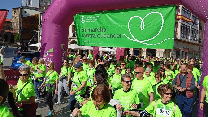 Casi un millar de personas corren contra el cáncer en Avilés