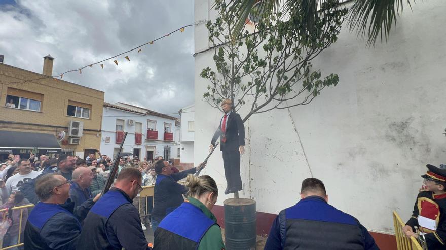 Tirotean y queman una figura de Donald Trump en los ‘Judas’ de Coripe (Sevilla)