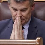 El Gobierno invita a Feijóo a asistir al funeral del Papa con la delegación oficial que encabezarán los Reyes