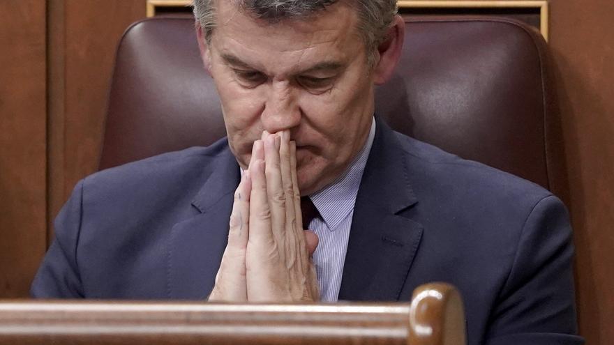 El Gobierno invita a Feijóo a asistir al funeral del Papa con la delegación oficial que encabezarán los Reyes