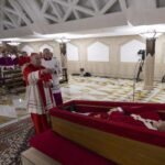 Estas son las primeras imágenes del papa Francisco en el ataúd