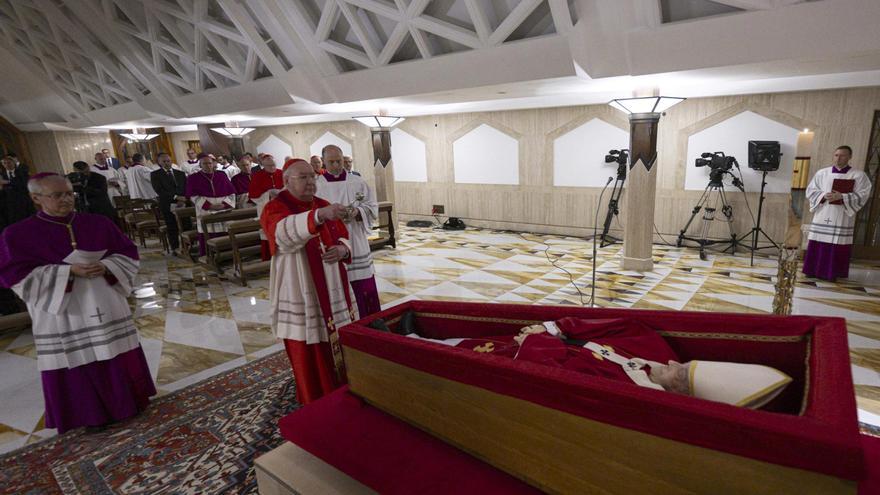 Estas son las primeras imágenes del papa Francisco en el ataúd