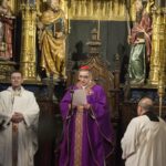 El cardenal corrupto que quiere ir al cónclave rezó en la Catedral por los mártires de Oviedo