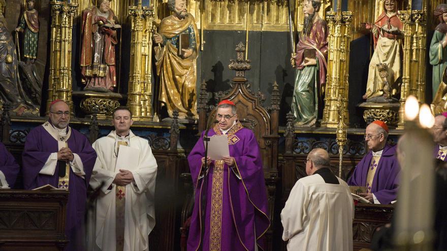 El cardenal corrupto que quiere ir al cónclave rezó en la Catedral por los mártires de Oviedo