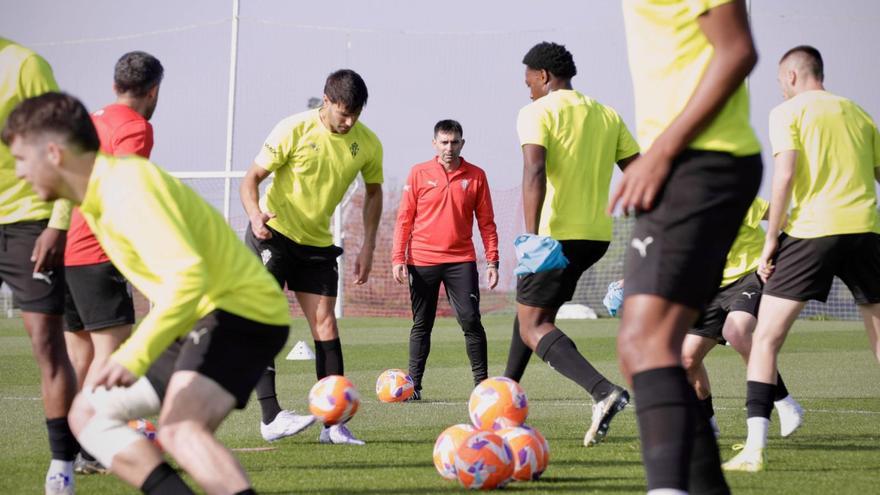 La triple charla de Garitano en Mareo y su primer entrenamiento con el Sporting: «Que no pare…»