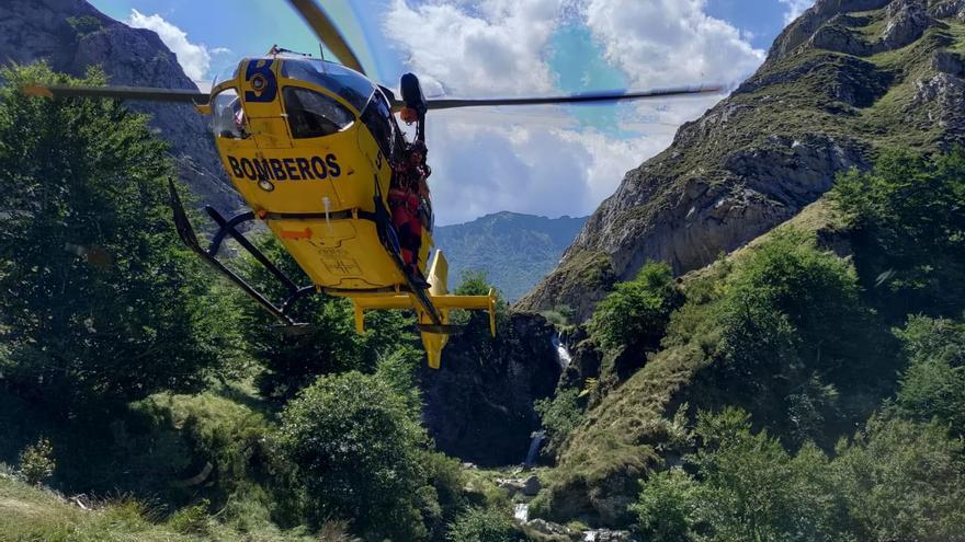 Evacuados en helicóptero y ambulancia dos heridos en un aparatoso accidente de tráfico en la carretera del Pontón