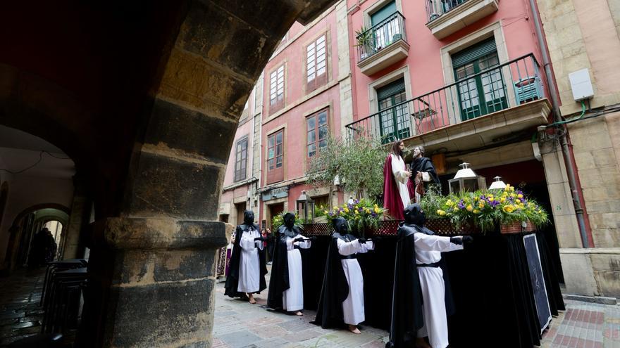 El Beso de Judas vuelve a demostrar su buena estrella: sale en la Semana Santa avilesina bajo un manto primaveral