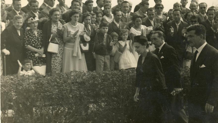 Fleming une Gijón y Londres a través de las fotografías: así es el álbum con las fotos de la visita de la viuda del científico a Gijón en 1955 por la inauguración de su busto