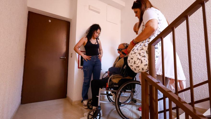 Suben doce pisos a pulso a un señor de 90 años que volvía de diálisis después del apagón
