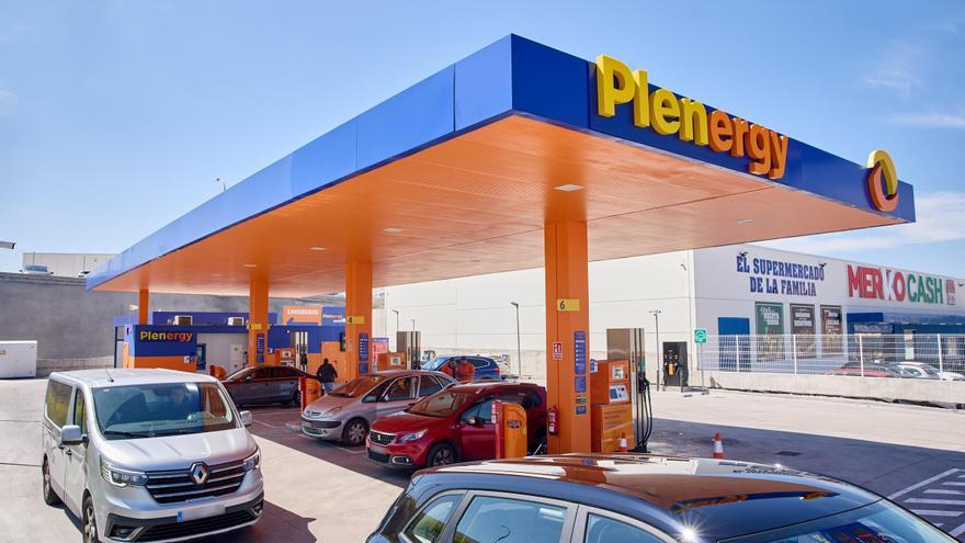 El rey de las gasolineras ‘low cost’ dispara su ambición: Plenergy acelera para irrumpir en el podio español con Repsol y Moeve