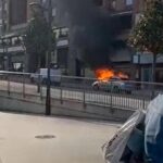 El espectacular incendio de un coche en pleno centro de Oviedo alarma a vecinos y paseantes