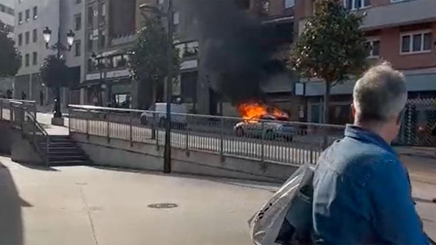 El espectacular incendio de un coche en pleno centro de Oviedo alarma a vecinos y paseantes