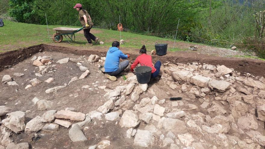 Hallan una cabaña prerromana de tres metros de diámetro en Pico Castiello