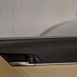 La DGT avisa y pone multas de 200 euros: las cortinillas para el sol no son legales en todos los coches