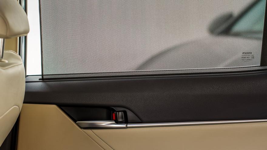 La DGT avisa y pone multas de 200 euros: las cortinillas para el sol no son legales en todos los coches