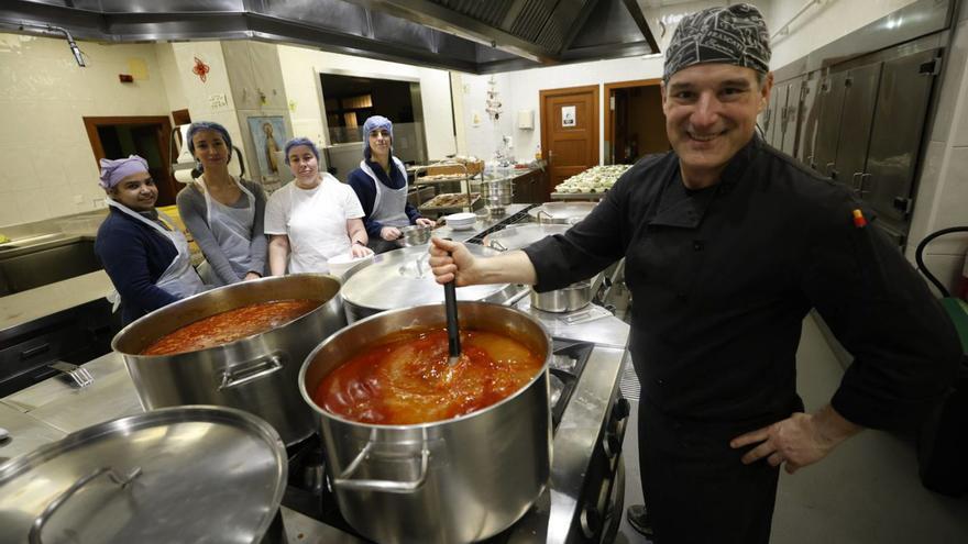 La Cocina Económica de Oviedo reparte ya 280 comidas y cenas al día