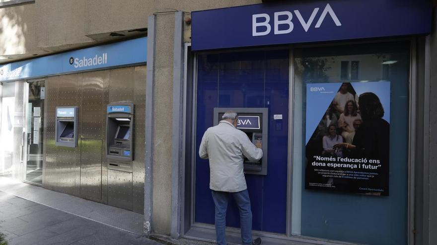 Cajeros y TPV funcionan con normalidad, en las oficinas bancarias se trata de recuperar el día a día