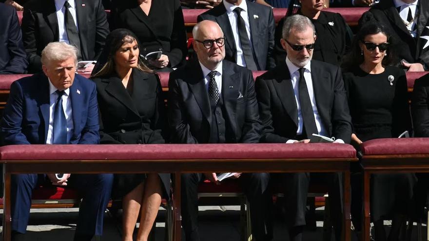 La Reina, en Roma, con mantilla de la Casa Real y el joyel de La Peregrina