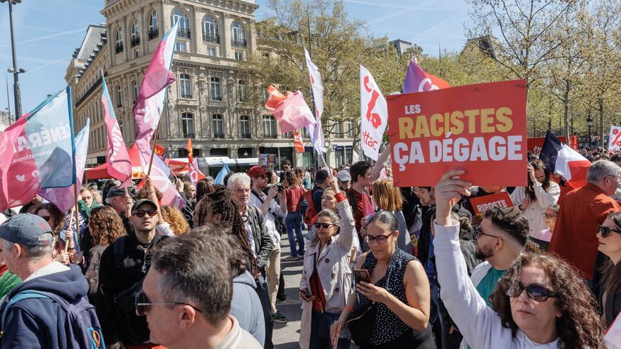 La izquierda francesa se manifiesta en las calles de París contra Marine Le Pen y los ultraderechistas