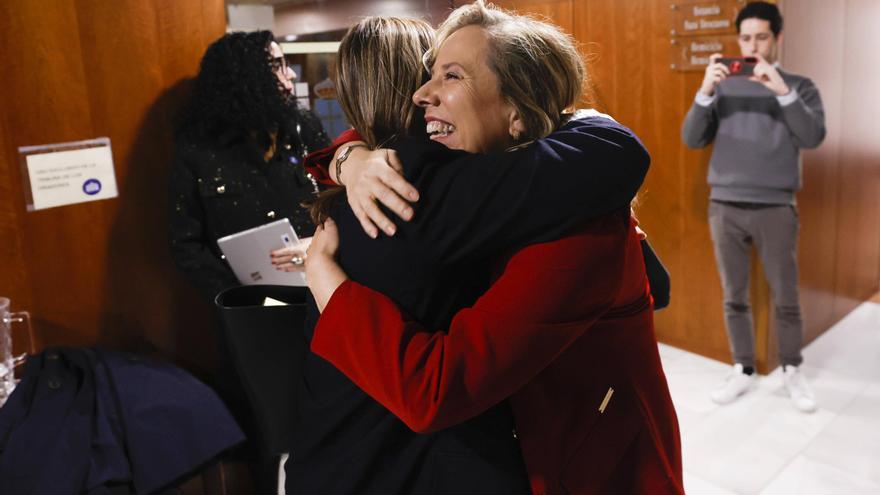 Crónica de la dimisión de Belarmina Díaz tras el siniestro minero de Cerredo: aplausos de todos los consejeros (menos uno), el abrazo de Barbón y una tregua en la crisis de Gobierno