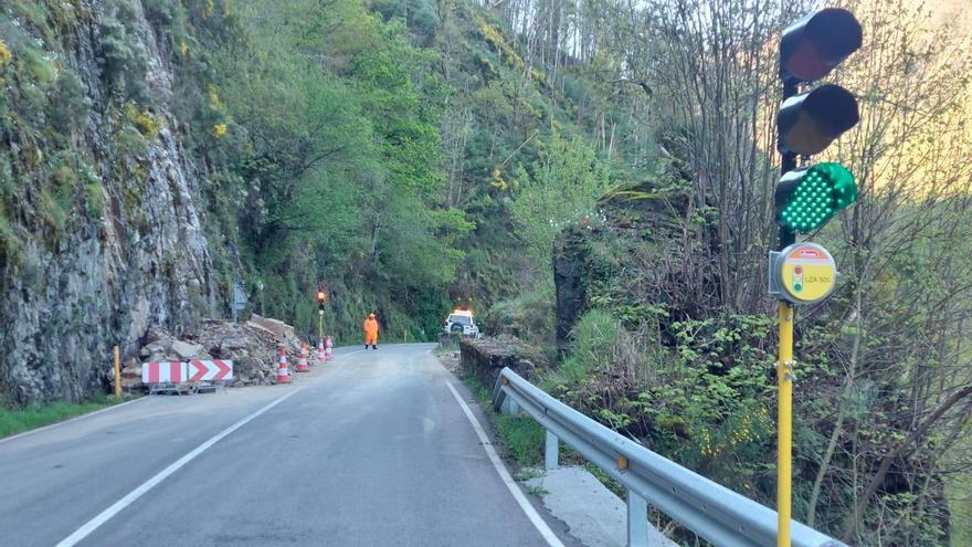 Abierto un carril de circulación tras el último argayo en el corredor del Narcea