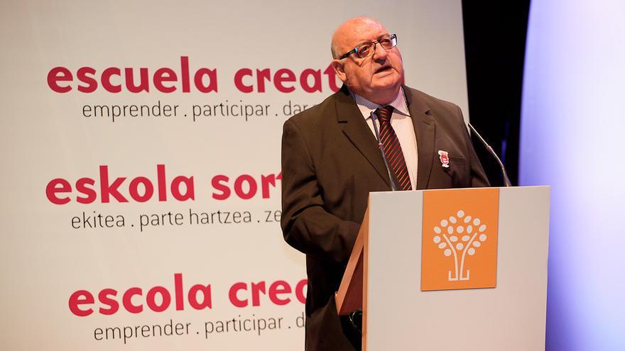 Encuentro literario (en el día del Libro): Desayunos educativos. El amor con humor se paga, del dominico José Antonio Solórzano Pérez